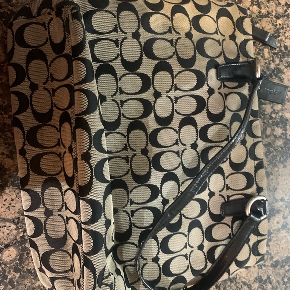 Vintage Coach Black and Tan Signature Shoulder Bag preowned - Picture 5 of 5